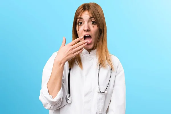 Jonge dokter vrouw maken verrassing gebaar op kleurrijke achtergrond — Stockfoto