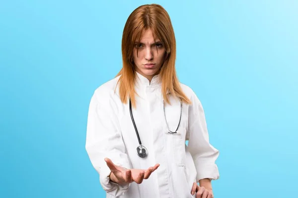 Moe van de jonge dokter vrouw op kleurrijke achtergrond — Stockfoto