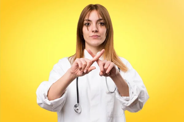 Fiatal orvos nő, ami nem gesztus, színes háttérrel — Stock Fotó