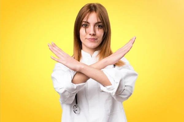 Junge Ärztin macht keine Geste vor buntem Hintergrund — Stockfoto