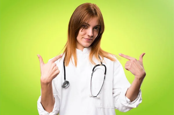 Jovem médica mulher orgulhosa de si mesma no fundo colorido — Fotografia de Stock