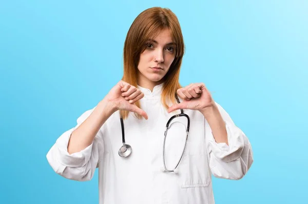 Jonge dokter vrouw slecht signaal op kleurrijke achtergrond maken — Stockfoto