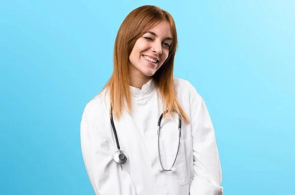 Jovem médico mulher piscar no fundo colorido — Fotografia de Stock