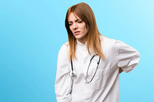 Vrouw van de jonge dokter met rugpijn op kleurrijke achtergrond — Stockfoto