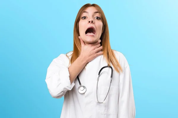 Jovem médica mulher afogando-se em fundo colorido — Fotografia de Stock