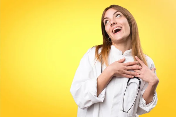 Giovane donna medico innamorato su sfondo colorato — Foto Stock