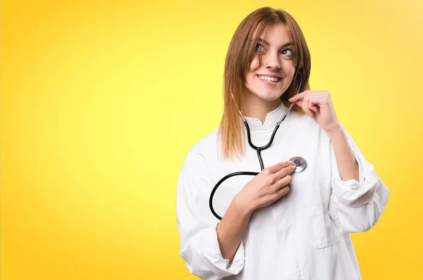 Jonge dokter vrouw op kleurrijke achtergrond — Stockfoto
