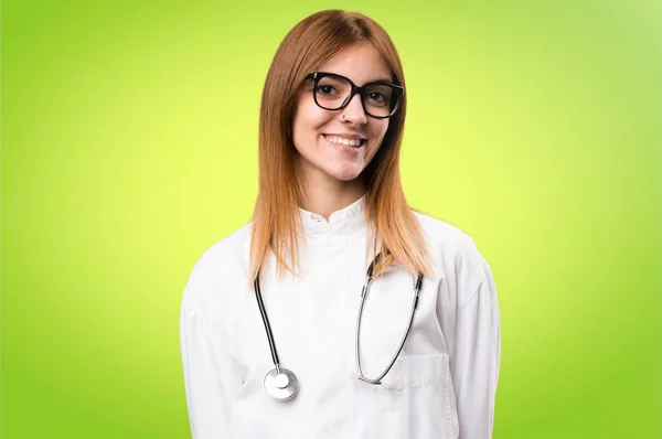 有眼镜的年轻医生妇女在多彩的背景 — 图库照片