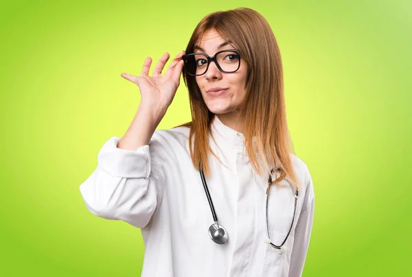 Jonge dokter vrouw met bril op kleurrijke achtergrond — Stockfoto