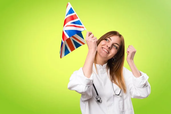Ung läkare kvinna som håller en Sverige flagga på färgstarka bakgrund — Stockfoto