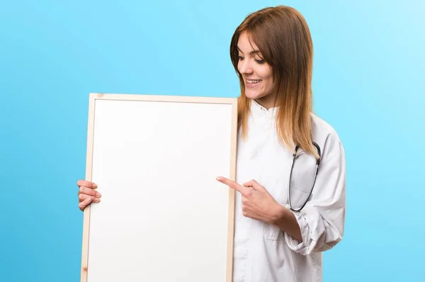 Mladý doktor žena držící prázdné cedulky na barevné pozadí — Stock fotografie