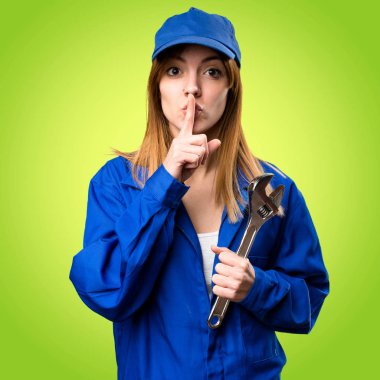 Teslimat kadın yapma sessizlik jest renkli arka plan üzerinde