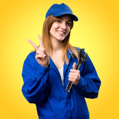 Teslimat kadın yapma zafer jest renkli arka plan üzerinde