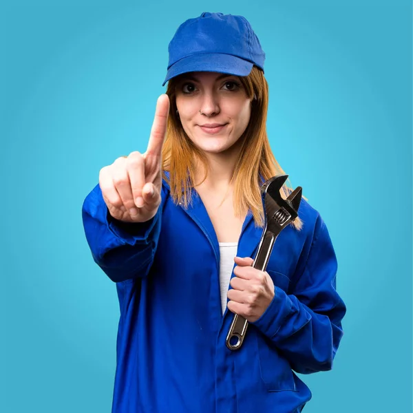 Entrega mujer contando uno en colorido fondo —  Fotos de Stock