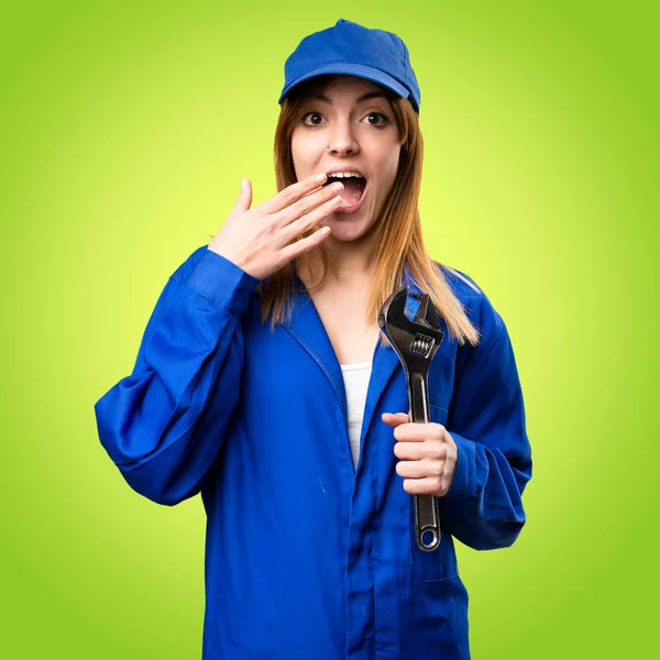 Levering vrouw maken verrassing gebaar op kleurrijke achtergrond — Stockfoto