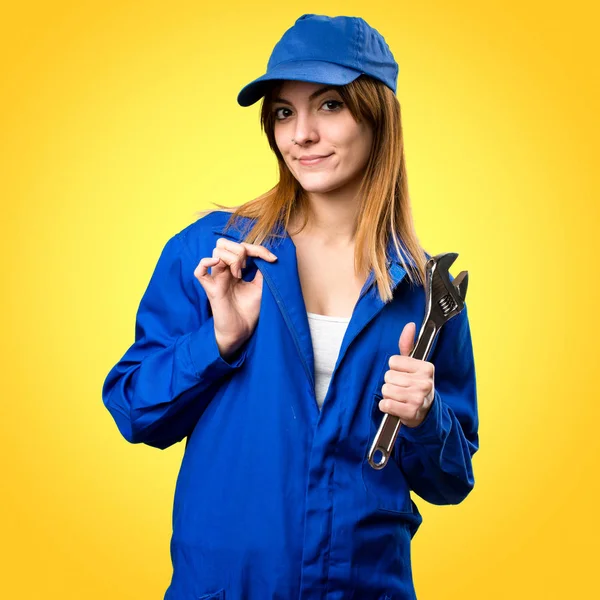 Consegna donna orgogliosa di se stessa su sfondo colorato — Foto Stock