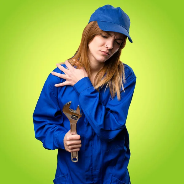 Consegna donna con dolore alla spalla su sfondo colorato — Foto Stock