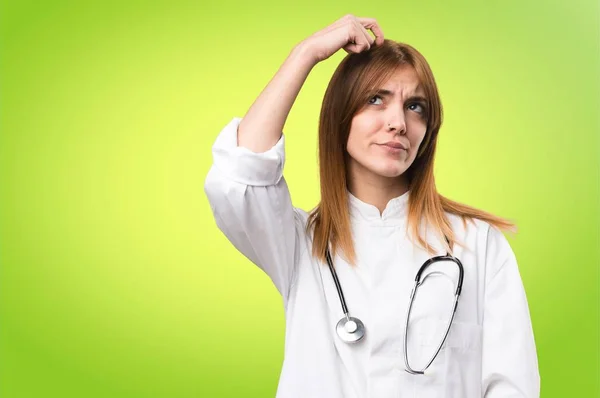 Jonge dokter vrouw twijfels op kleurrijke achtergrond — Stockfoto