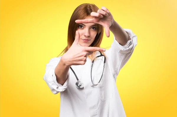 Jonge dokter vrouw gericht met haar vingers op kleurrijke achtergrond — Stockfoto
