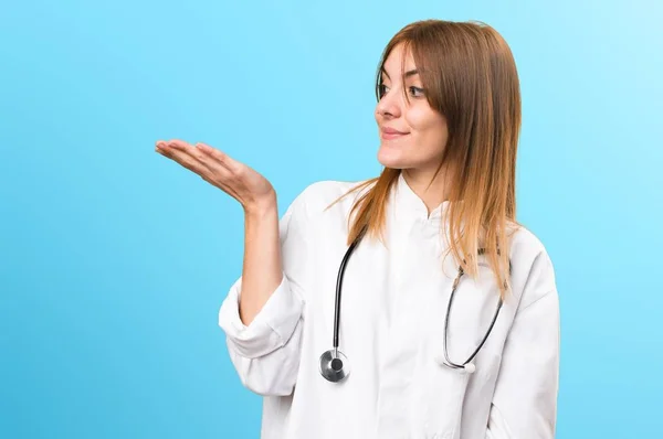 Jonge dokter vrouw met iets op de kleurrijke achtergrond — Stockfoto