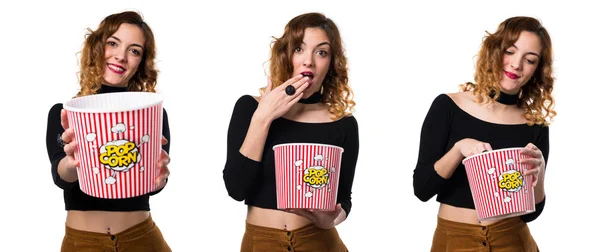 Güzel genç kız popcorns yeme kümesi — Stok fotoğraf
