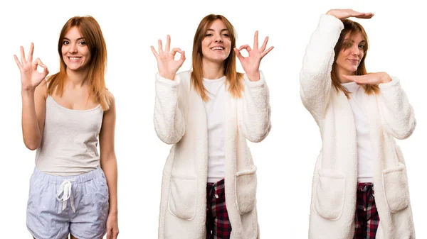 Set di giovane donna in vestaglia rendendo segno OK — Foto Stock