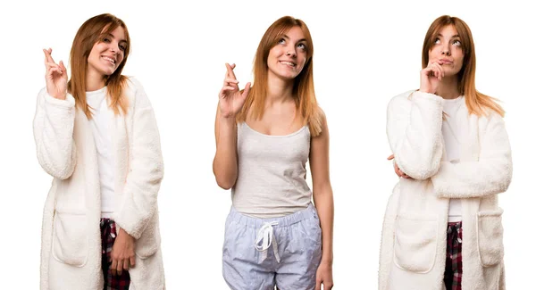 Набор Красивая девушка в пижаме со скрещенными пальцами — стоковое фото