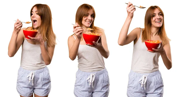 Набор Красивая девушка в пижаме едят зерновые из миски — стоковое фото