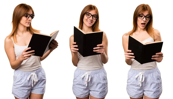 Набір красивої дівчини в піжамі читання книги — стокове фото
