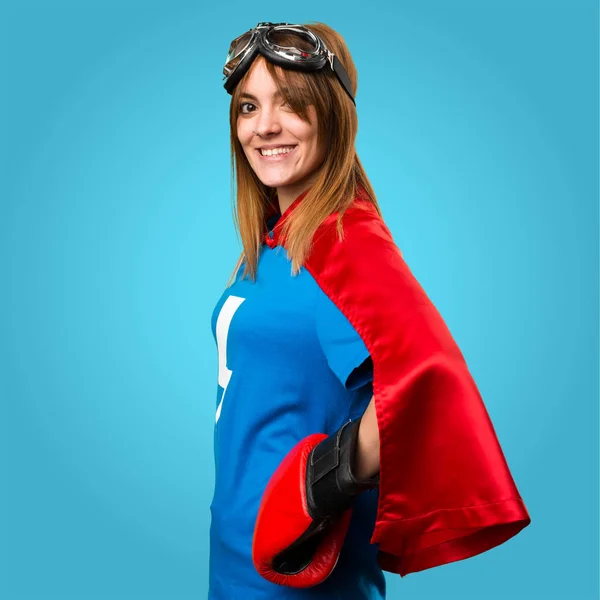 Supereroe ragazza con guanti da boxe su sfondo colorato — Foto Stock