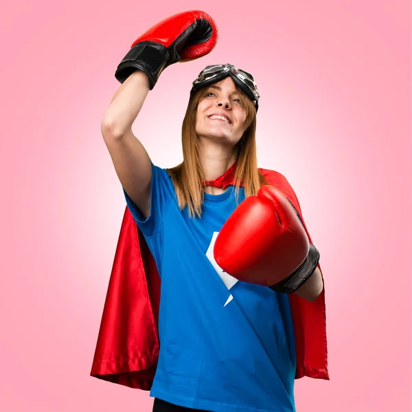 Sorte super-herói menina com luvas de boxe no fundo colorido — Fotografia de Stock