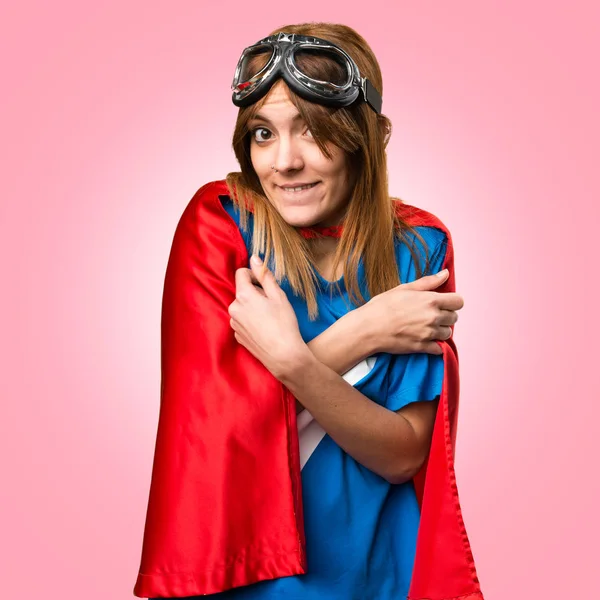 Bastante chica superhéroe congelándose sobre fondo colorido — Foto de Stock
