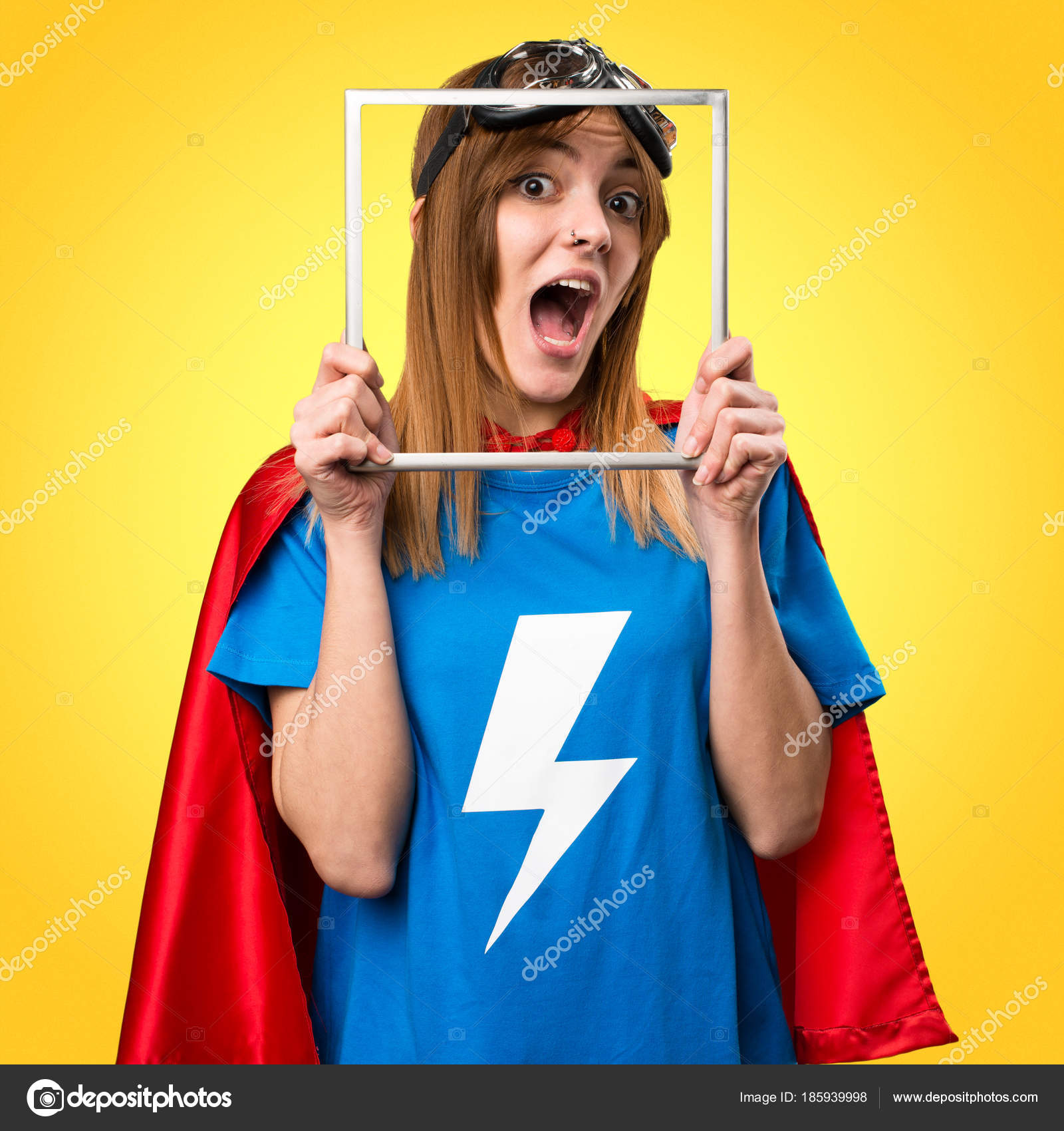 かなりスーパー ヒーロー少女カラフルな鉄フレームを通して見る ストック写真 C Luismolinero