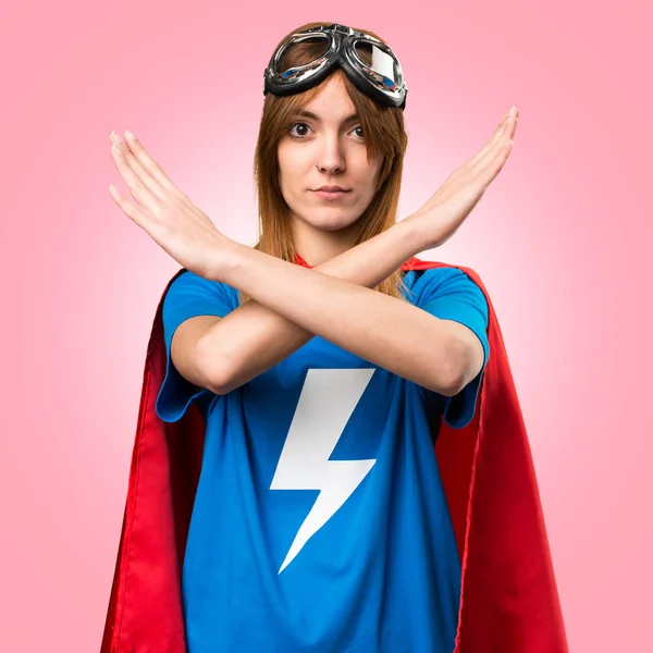 Dívka hezká superhrdina dělat žádné gesto na barevné pozadí — Stock fotografie