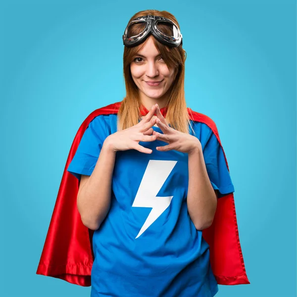 Dívka hezká superhrdina myšlení na barevné pozadí — Stock fotografie