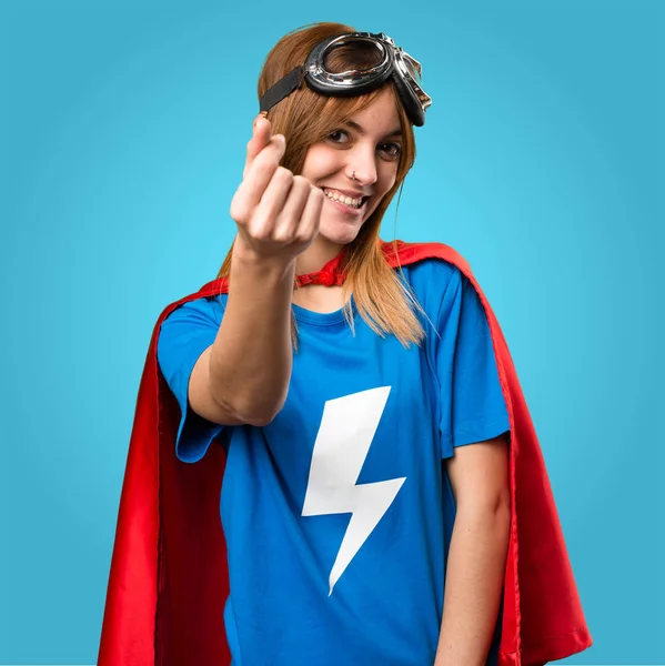 Hezká superhrdina dívka dělat peníze gesto na barevné poza — Stock fotografie