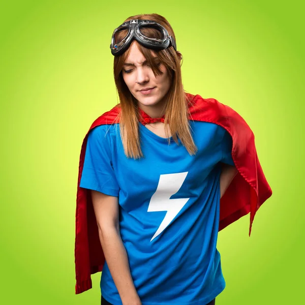 Dívka hezká superhrdina s bolestí zad na barevné pozadí — Stock fotografie
