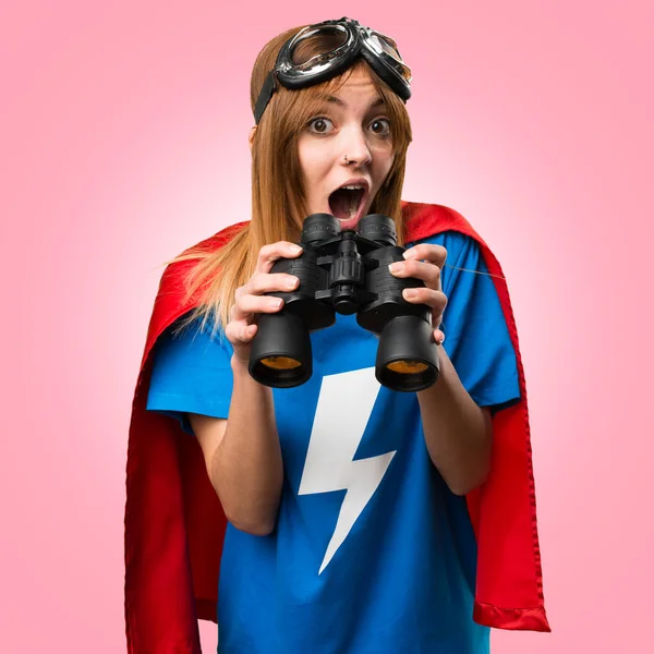 Menina super-herói bonita com binóculos no fundo colorido — Fotografia de Stock