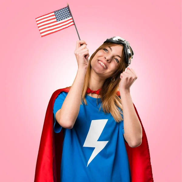 Bastante chica superhéroe sosteniendo una bandera americana en backg colorido —  Fotos de Stock