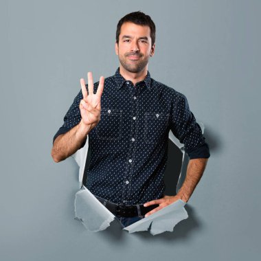 Esmer adam üç kağıt delikten sayma