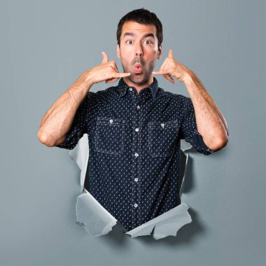 Esmer adam yapım telefon jest bir kağıt delikten