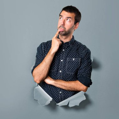 Esmer adam kağıt delik şüpheleri