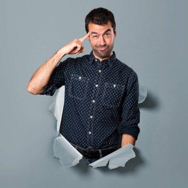 Esmer adam kağıt delik düşünüyorum