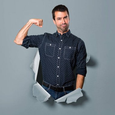 Esmer adam güçlendiriyor jest kağıt delik