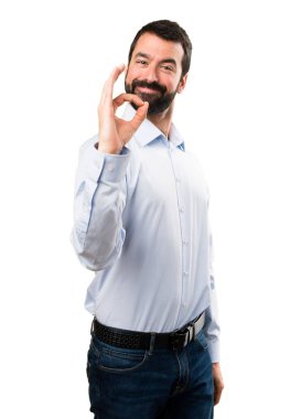 Ok işareti yapma sakallı yakışıklı adam