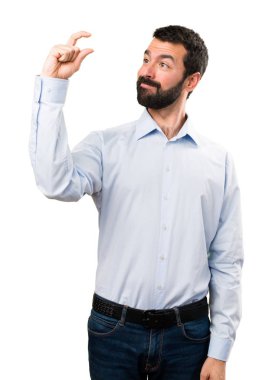 Küçük işareti yapma sakallı yakışıklı adam