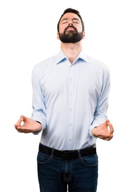 Zen pozisyonda sakallı yakışıklı adam