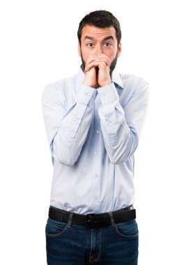 Yalvaran sakallı yakışıklı adam