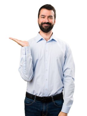 Bir şey tutan sakallı yakışıklı adam