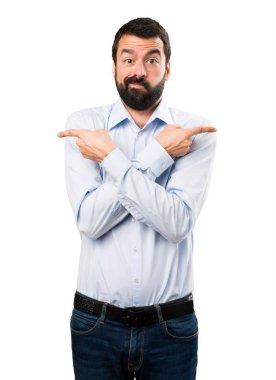 Şüpheleri laterallerin işaret eden sakallı yakışıklı adam